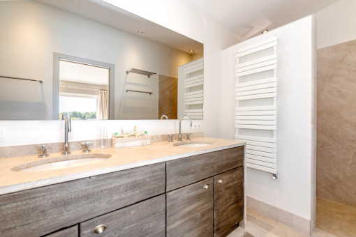 One of 5 bathrooms