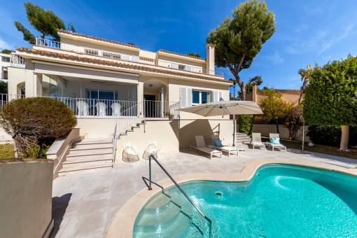 Villa with terraces and pool