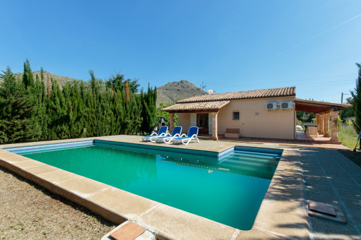 One-level finca with touristic rental license and pool in a quiet side- street close to Port de Pollensa and the beach