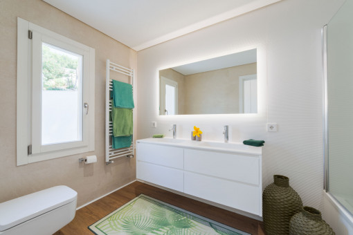 One of 5 bathrooms