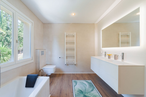One of 5 bathrooms