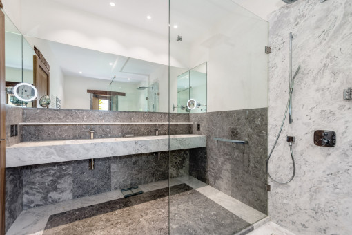 One of 4 bathrooms