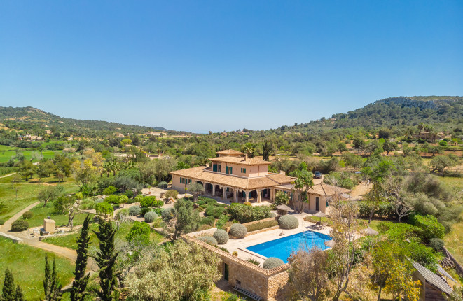 Charming finca-property on Hamburger Hill with panoramic views of the church of Cas Concos as far as the Tramuntana