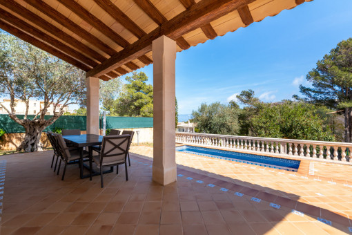 Covered terrace with dining area