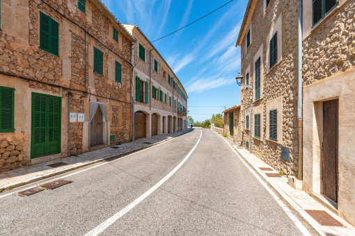 Natural stone façade