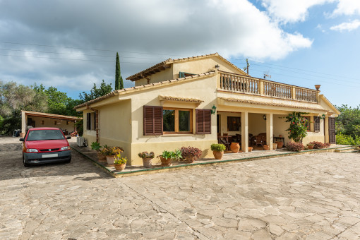 Ample terrace with parking space