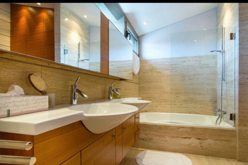 One of 4 bathrooms