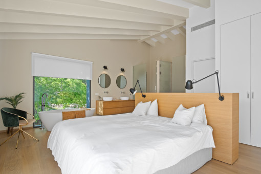 Bedroom with bathroom en suite