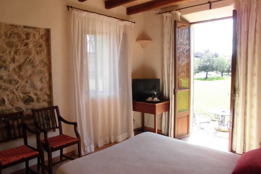 One of the 5 bedrooms