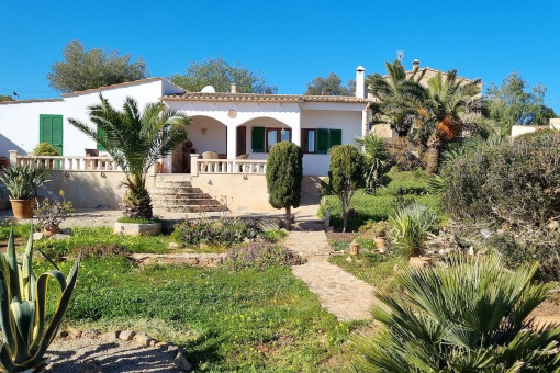 Romantic treasure with touristic rental licence and Mediterranean garden near Cala Llombards