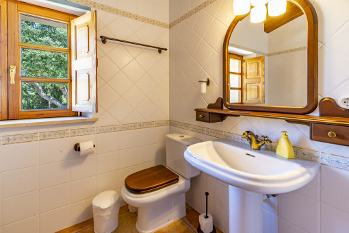 One of 5 bathrooms