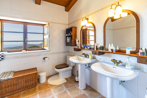 One of 5 bathrooms