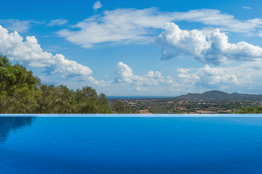 Infinitypool with stunning views