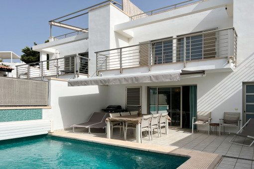 Exceptionally peacefully located single-family townhouse with a pool and sea view near Cala Ratjada