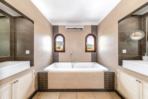 Bathroom en suite with bathtub