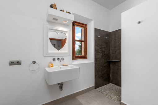 One of 5 bathrooms