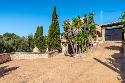 Access to the finca