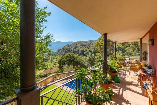 Covered terrace with mountain views