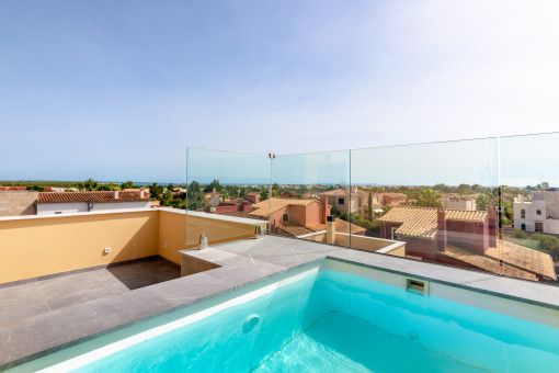 Roof top pool witrh sea views