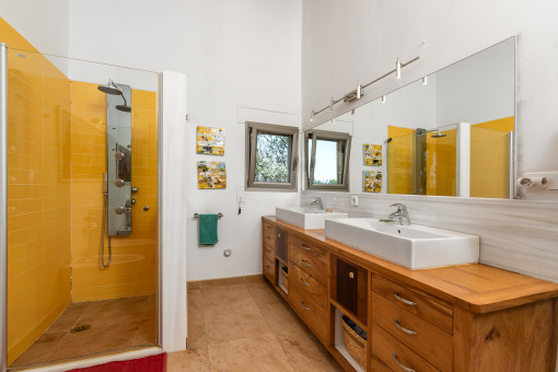 One of 4 bathrooms