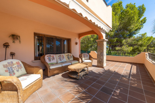 Covered terrace with lounge area