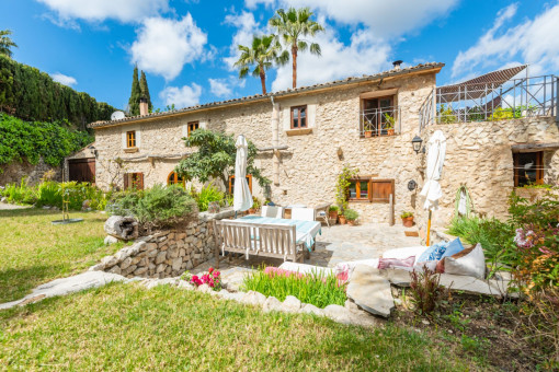 Mallorcan finca with well-maintained garden, pool and holiday rental license in Es Capdella