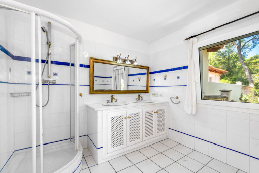 One of 5 bathrooms
