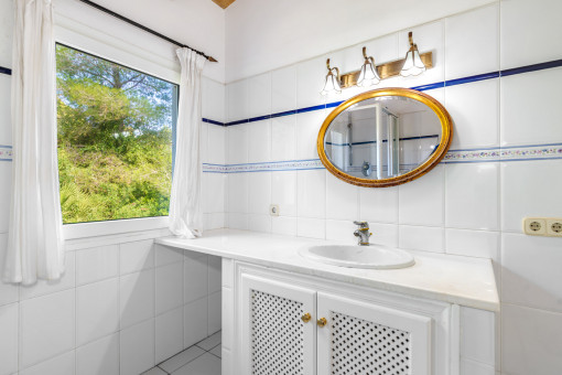 One of 5 bathrooms