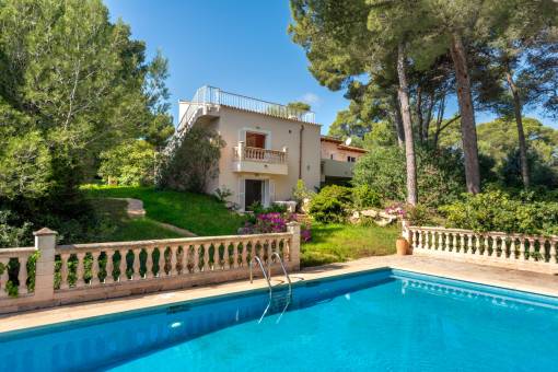 Pool, garden and sea views