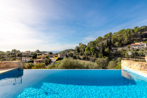 Charming infinity pool 