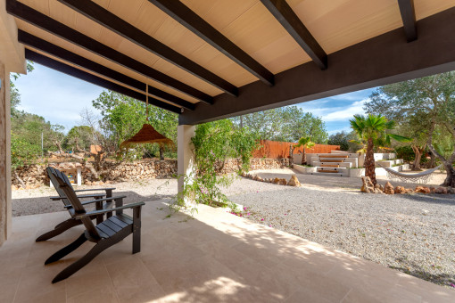 Covered terrace with seating