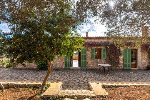 Front view and access to the finca