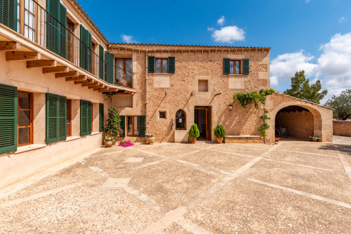 Front view and access to the historic finca 