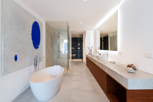 One of 4 bathrooms