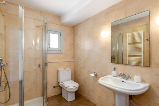 Two bedrooms share this bathroom