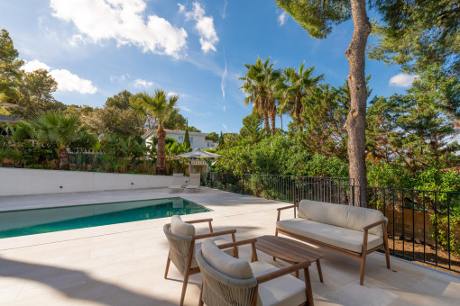 Garden with lounge area and pool
