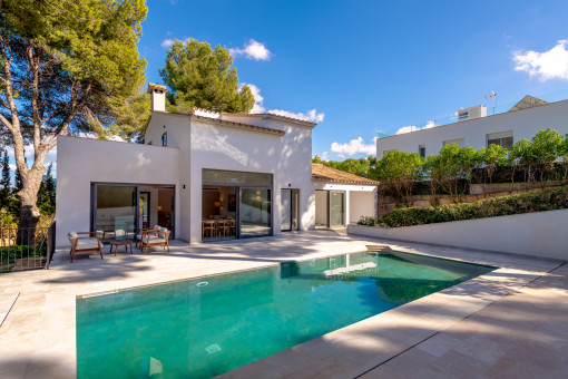 View of the house, pool and terrace – a harmonious overall impression
