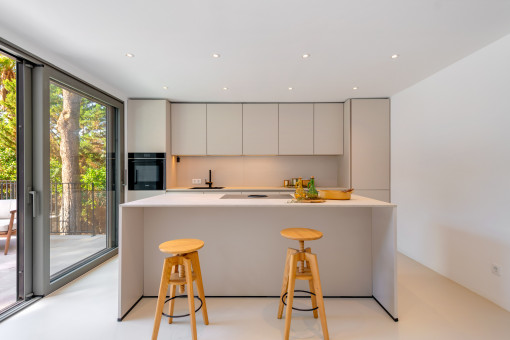 Bright kitchen with large windows and access to the garden