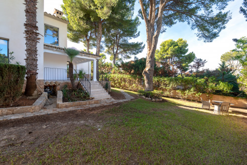 Spacious garden area