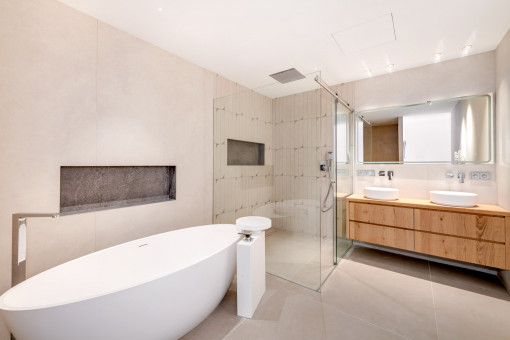 One of 5 bathrooms