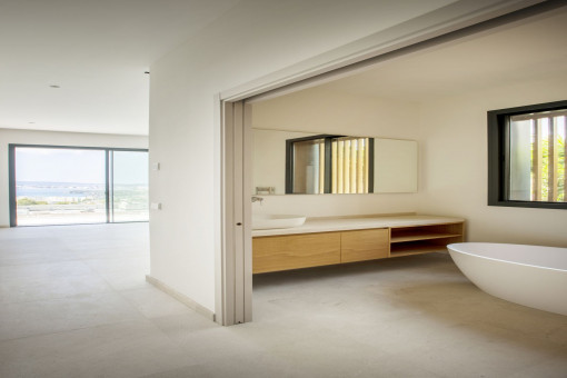 Bedroom with bathroom en suite