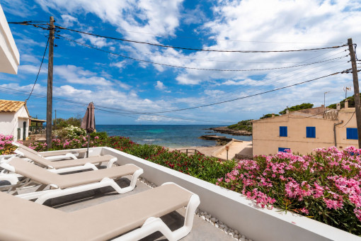 Modern and bright house right by the sea with separate guest room