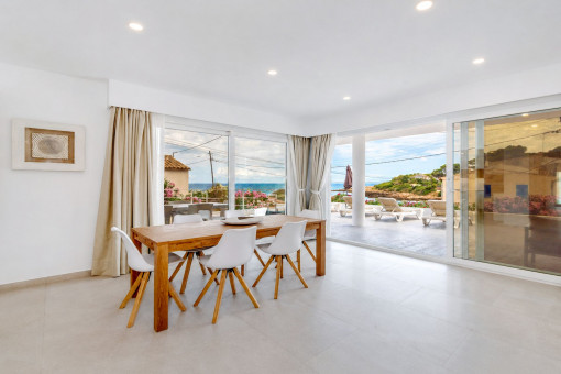 Modern and bright house right by the sea with separate guest room - available for seasonal rent starting from October