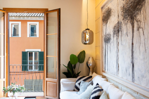 Stylish living with townhouse character in the heart of Santa Catalina – with terrace and garage