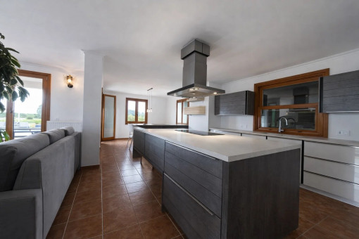 Fully equipped kitchen and dining area