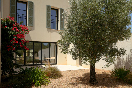 Peaceful front garden offering privacy