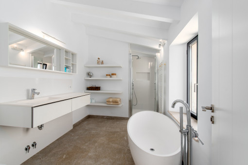 One of 4 bathrooms