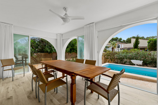 Conservatory directly by the pool