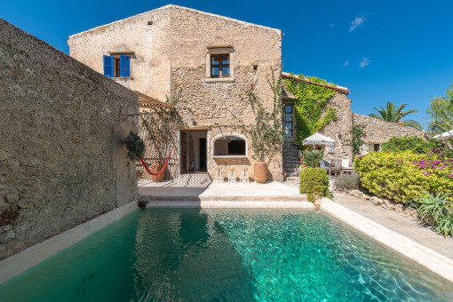 House profile from the pool