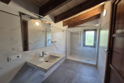 Bathroom upper floor